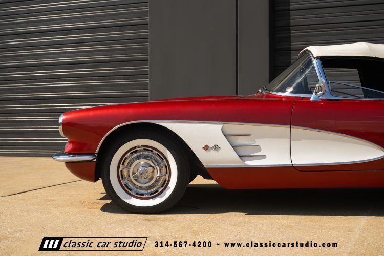 60_Chevrolet_Corvette_2289-198
