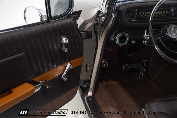 61_Pontiac_Bonneville_2293-98